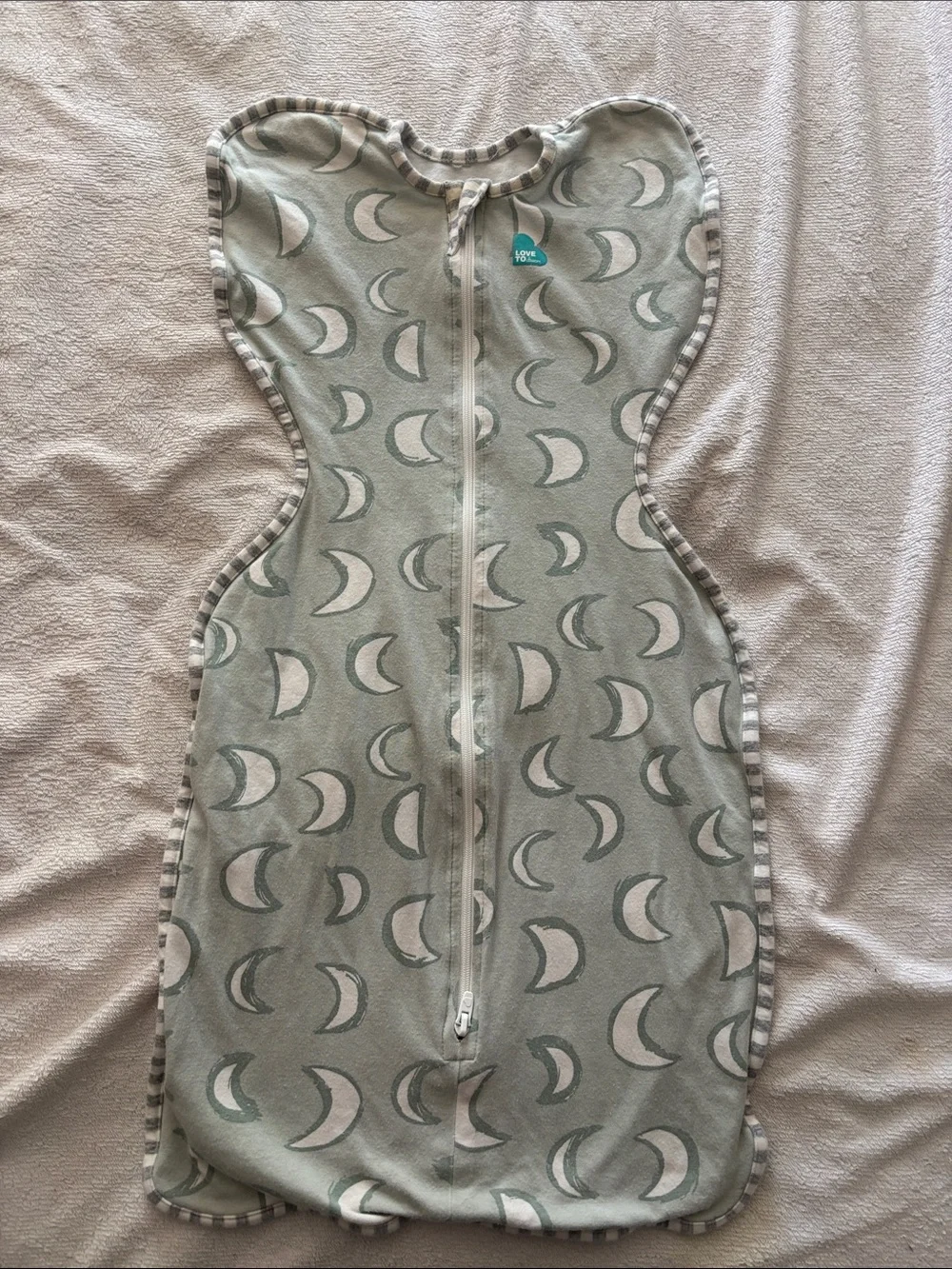 Love to dream Sage Moon-Print Swaddle Sack